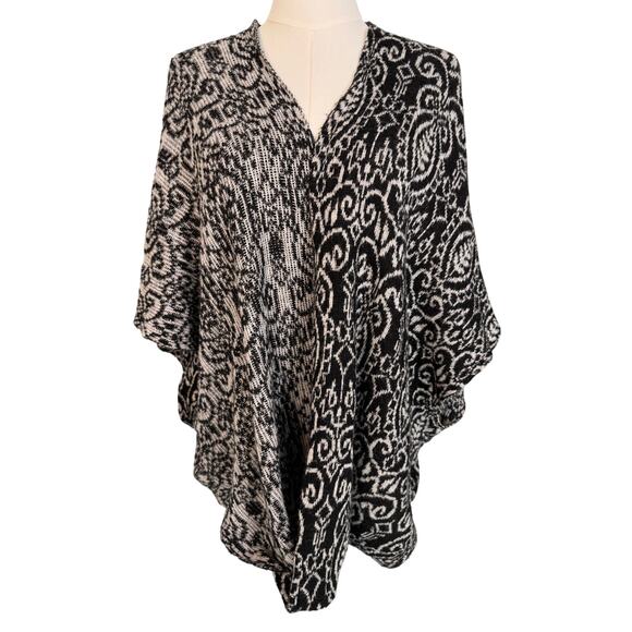 Democracy Black & White Abstract Knit Poncho Sweater Size L Boho - Picture 1 of 3